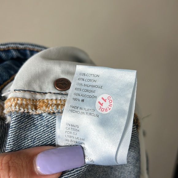 597 - We The Free NWT Free People Distressed Blue Jeans, Size 29 - Picture 9 of 10